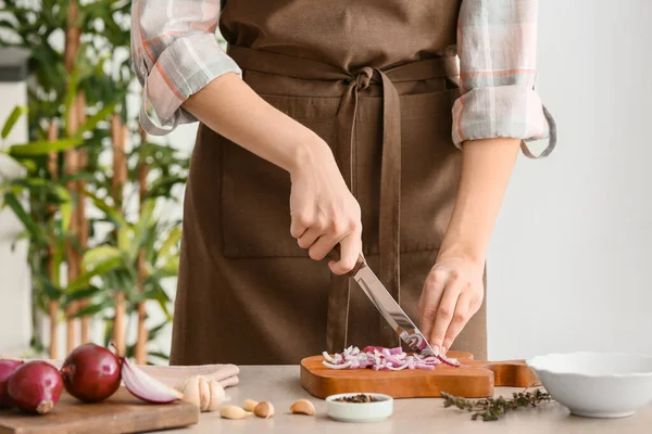 Woman Cutting Fresh Raw Onion Kitchen Closeup — Stock Photo, Image