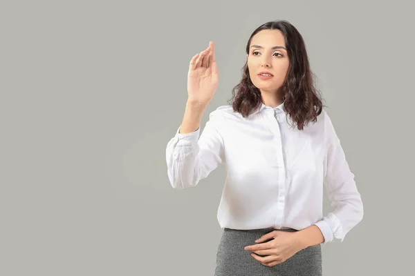 Businesswoman Using Virtual Screen Grey Background — Stock Photo, Image