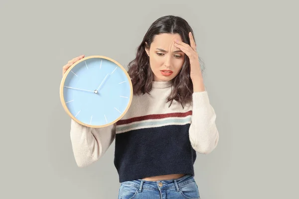 Mujer Preocupada Con Reloj Sobre Fondo Gris Concepto Gestión Del — Foto de Stock