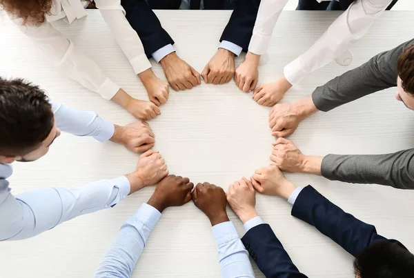 Grupo Gente Negocios Poniendo Las Manos Juntas Oficina Vista Superior — Foto de Stock