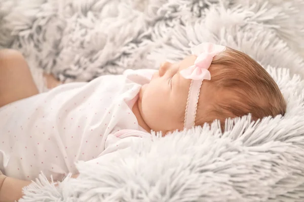 Bonito Menina Jazendo Xadrez — Fotografia de Stock