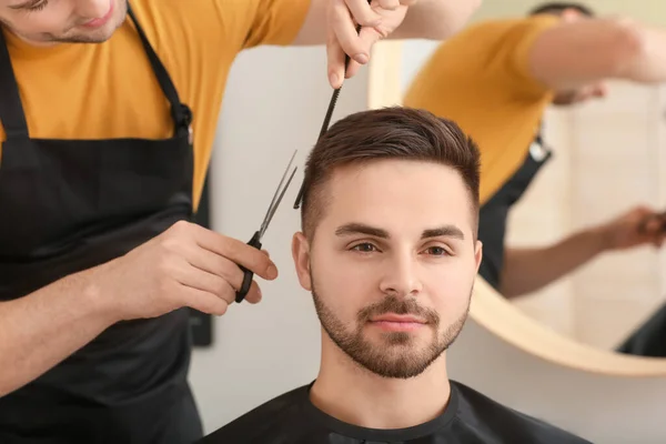 Cabeleireiro Masculino Trabalhando Com Cliente Salão — Fotografia de Stock