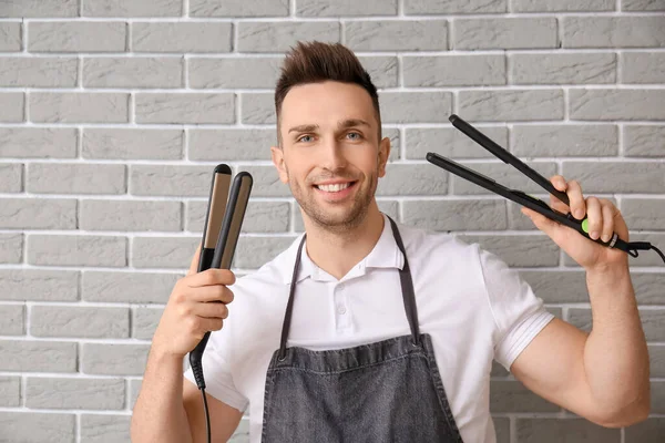 Männlicher Friseur Auf Ziegelgrauem Hintergrund — Stockfoto