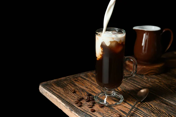 Versare Latte Caffè Freddo Una Tazza Vetro Fondo Scuro — Foto Stock