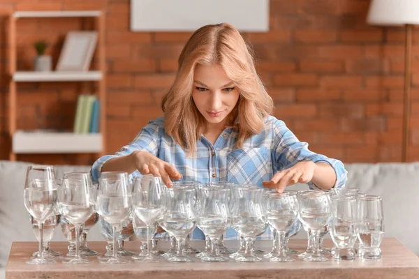 Jonge Vrouw Speelt Muziek Glazen Met Water Thuis — Stockfoto