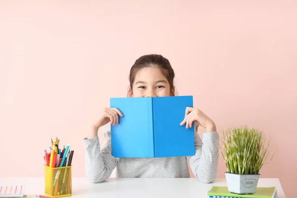 Klein Aziatisch Meisje Doet Huiswerk Aan Tafel — Stockfoto