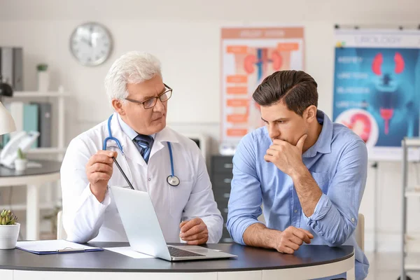 Jeune Homme Visite Urologue Clinique — Photo