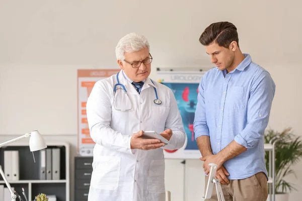 Ung Man Besöker Urolog Kliniken — Stockfoto