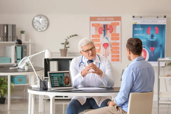 Genç Adam Ürolojisti Klinikte Ziyaret Ediyor — Stok fotoğraf