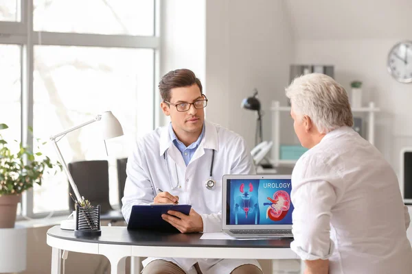 Homem Sênior Visitando Urologista Clínica — Fotografia de Stock