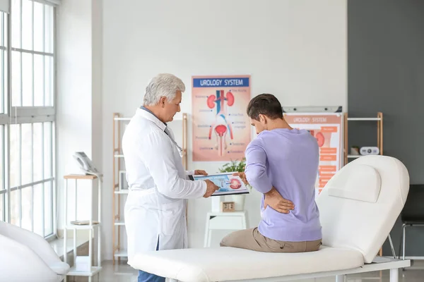 Jovem Urologista Visitante Clínica — Fotografia de Stock