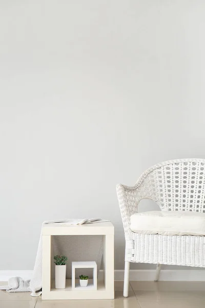 Interior Habitación Moderna Con Cómodo Sillón Cerca Pared Blanca — Foto de Stock