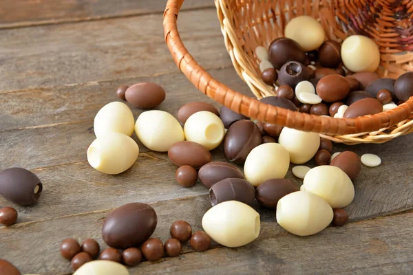 Cesta Com Ovos Chocolate Espalhados Doces Mesa Madeira — Fotografia de Stock