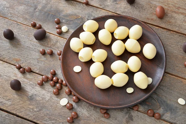 Teller Mit Süßen Schokoladeneiern Auf Holztisch — Stockfoto