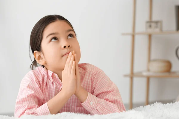 Χαριτωμένο Κοριτσάκι Ασιάτισσα Προσεύχεται Στο Σπίτι — Φωτογραφία Αρχείου