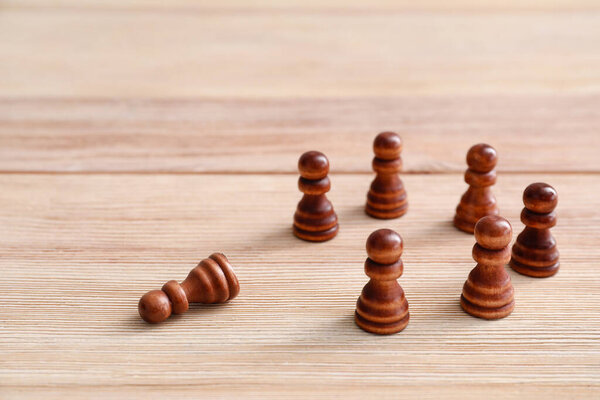 Шахматные фигуры на деревянном столе. Концепция увольнения
