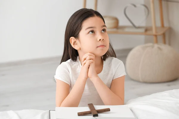 Cute Little Asian Girl Praying Home — Stock Photo, Image