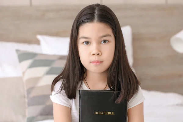 Süß Wenig Asiatisch Mädchen Mit Bibel Bei Zuhause — Stockfoto