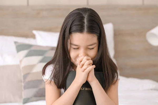 Cute Little Asian Girl Praying Home — Stock Photo, Image