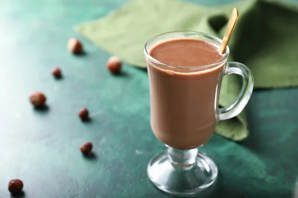 色の背景上のホット チョコレートのカップ — ストック写真