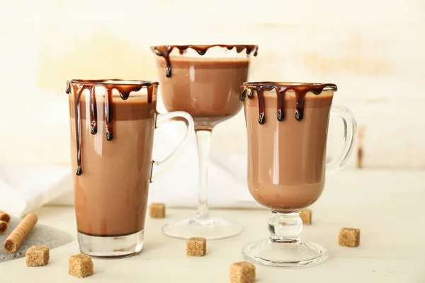 Chocolate Caliente Sobre Mesa Blanca —  Fotos de Stock