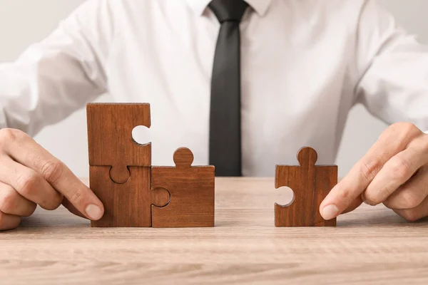 Man Met Puzzel Aan Tafel Begrip Ontslag — Stockfoto