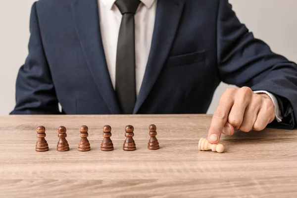 Hombre Sacando Ajedrez Mesa Concepto Despido — Foto de Stock