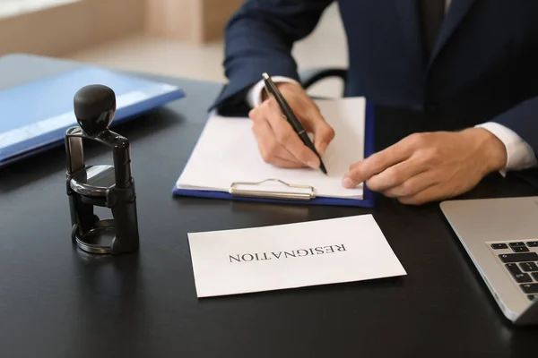 Papper Med Texten Resignation Bordet För Kontorsanställda — Stockfoto