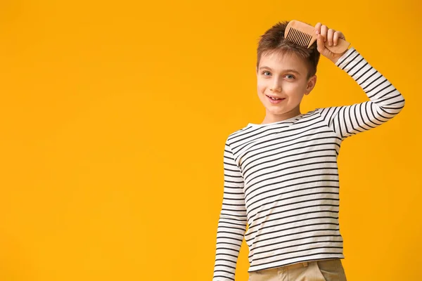 Niño Peinando Pelo Fondo Color — Foto de Stock