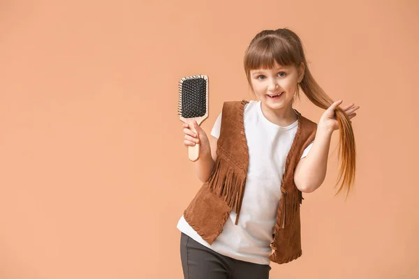 Kleines Mädchen Mit Haarbürste Auf Farbigem Hintergrund — Stockfoto