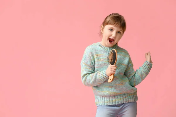 Menina Usando Escova Cabelo Como Microfone Fundo Cor — Fotografia de Stock