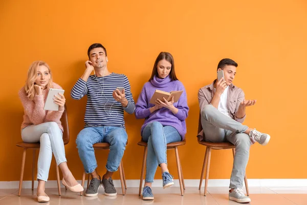 Young People Waiting Line Color Wall — Stock Photo, Image