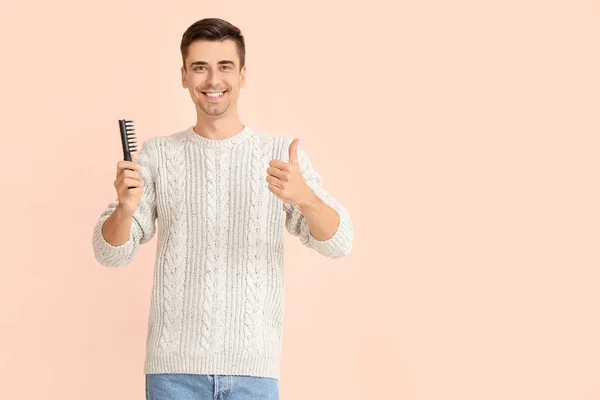 Handsome Young Man Hair Brush Showing Thumb Gesture Color Background — Stock Photo, Image