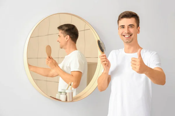 Bonito Jovem Escovar Cabelo Casa — Fotografia de Stock