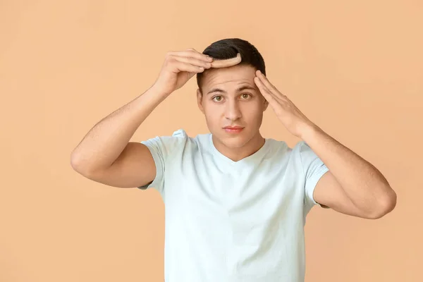 Handsome Young Man Combing Hair Color Background — Stock Photo, Image