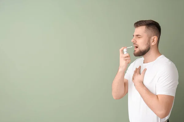 Joven Enfermo Con Inhalador Sobre Fondo Color — Foto de Stock