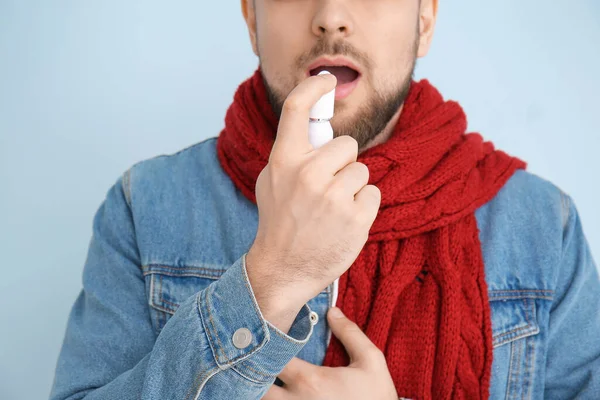Ill Young Man Inhaler Color Background — Stock Photo, Image
