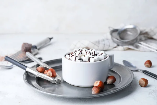 Tasse Heiße Schokolade Mit Marshmallows Und Haselnüssen Auf Dem Tisch — Stockfoto