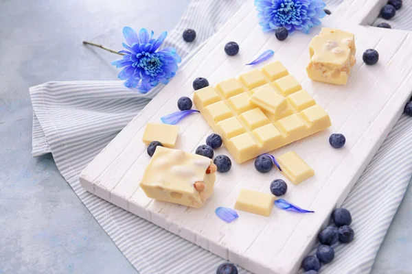 Sweet White Chocolate Blueberry Flowers Table — Stock Photo, Image