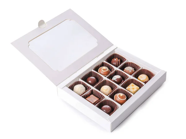 Beyaz Arka Planda Lezzetli Çikolata Şekerleriyle Dolu Bir Kutu — Stok fotoğraf