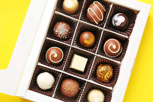 Κουτί Νόστιμες Καραμέλες Σοκολάτας Στο Φόντο Χρώμα — Φωτογραφία Αρχείου