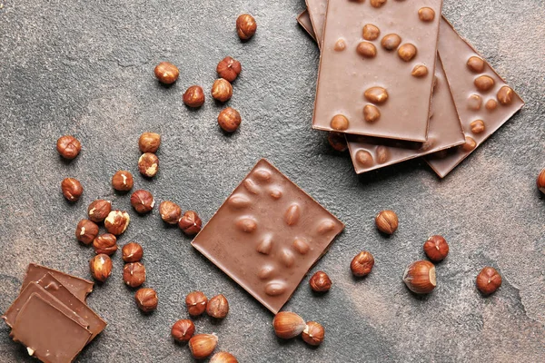 Süße Schokolade Mit Nüssen Auf Grunge Tisch — Stockfoto