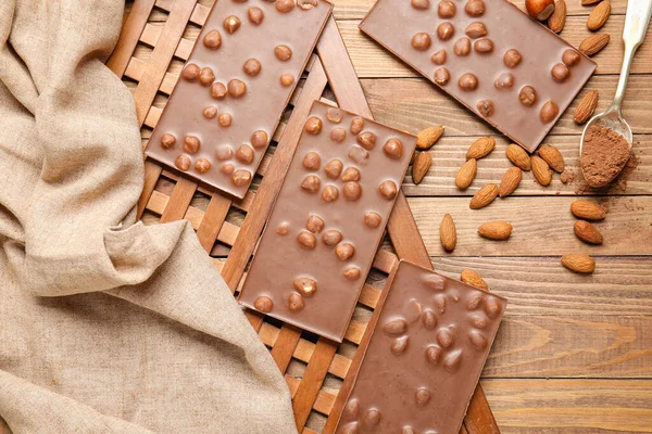 Süße Schokolade Mit Nüssen Auf Holztisch — Stockfoto