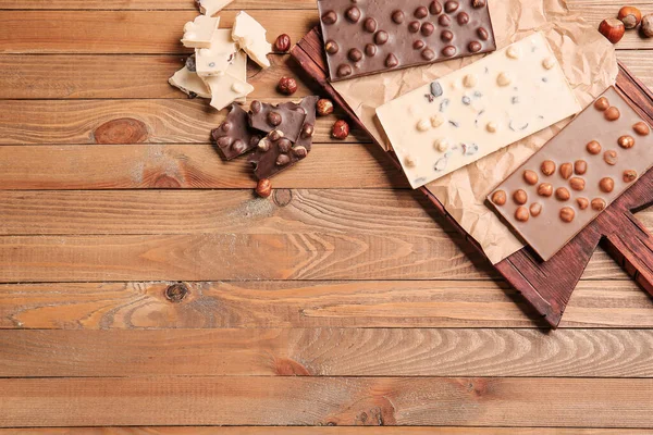 Verschiedene Süße Schokolade Mit Nüssen Auf Dem Tisch — Stockfoto