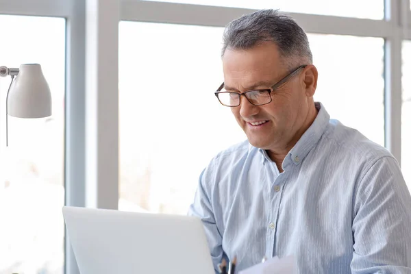 Volwassen Man Met Laptop Thuis — Stockfoto