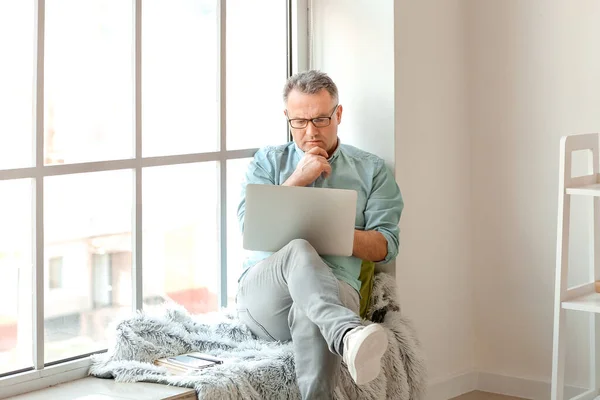 Starší Muž Pomocí Notebooku Doma — Stock fotografie