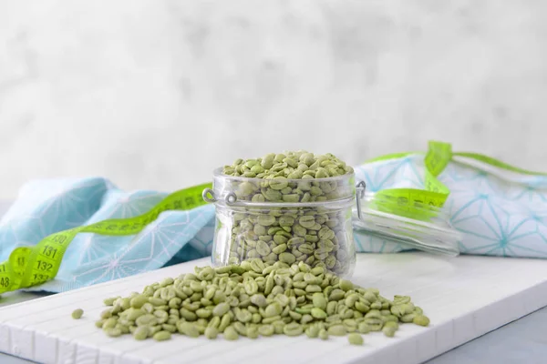 Potje Met Groene Koffiebonen Tafel — Stockfoto