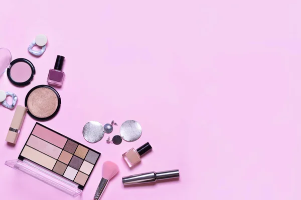 Kosmetyki Makijażu Kolczykami Tle Koloru — Zdjęcie stockowe