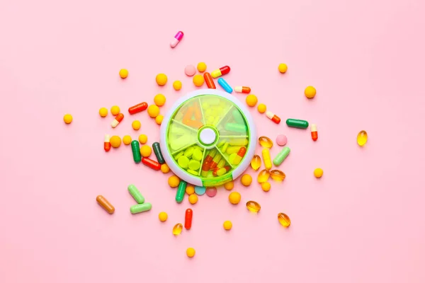 Behälter Mit Pillen Auf Farbigem Hintergrund — Stockfoto