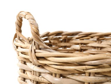 Beyaz arkaplanda hasır sepet, yakın plan